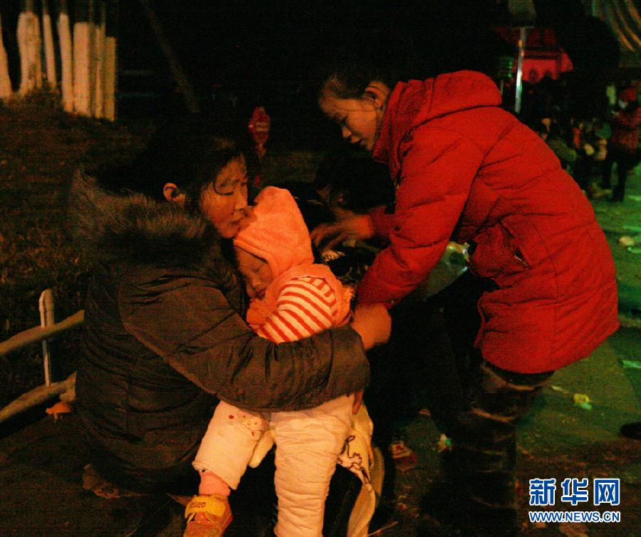 图为2013年12月16日晚，当地群众在巴东县城巫峡广场避险。