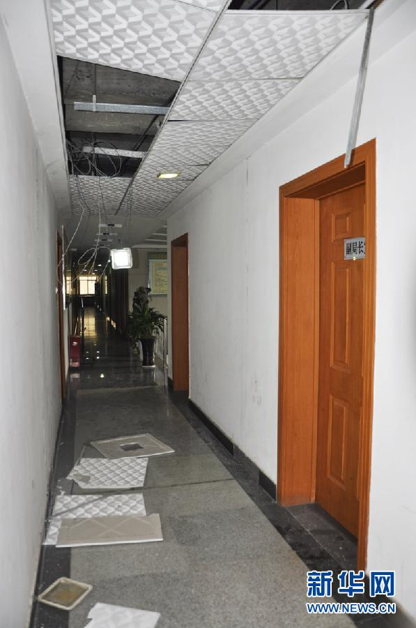 2013年12月16日，湖北省恩施土家族自治州巴东县林业局办公楼受地震影响，天花板跌落。