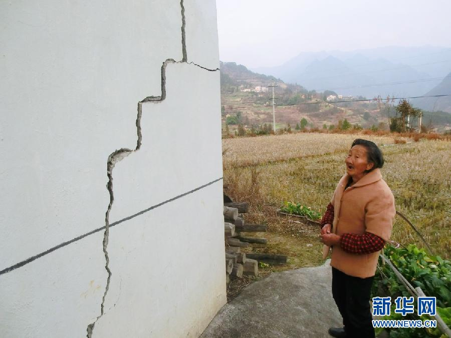 2013年12月16日，湖北省巴东县溪丘湾乡杨祖秀老人在查看被地震损坏的房屋。