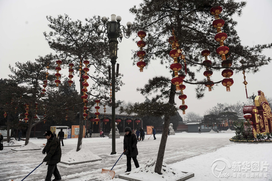 京城再迎降雪 昨天是“立春”节气，经过降雪“洗礼”的北京城阳光明媚，天气格外清爽。但随着天气形势的迅速调整，今天早晨，本市将再次迎来小雪天气。降雪预计将持续到今天中午前后，降雪量在1毫米以内，不及3日的降雪量。 昨天零时13分，北京正式进入“立春”节气。但在气候学上，“立春”并不等于春天的开始，而是用连续5天的日平均气温≥10℃的首日作为春季的开始。据此，北京地区真正进入气候意义上的春季在4月初左右。 明后天北京还将迎来大风降温天气。周三最大风力在五级左右，气温随之下降，周四早晨的最低气温预计将下降到零下7℃上下，天气寒冷，夜间的最低气温会下降到零下11℃上下。