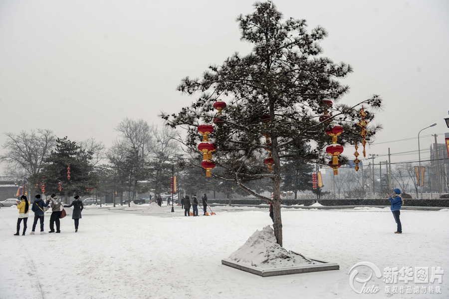 京城再迎降雪 昨天是“立春”节气，经过降雪“洗礼”的北京城阳光明媚，天气格外清爽。但随着天气形势的迅速调整，今天早晨，本市将再次迎来小雪天气。降雪预计将持续到今天中午前后，降雪量在1毫米以内，不及3日的降雪量。 昨天零时13分，北京正式进入“立春”节气。但在气候学上，“立春”并不等于春天的开始，而是用连续5天的日平均气温≥10℃的首日作为春季的开始。据此，北京地区真正进入气候意义上的春季在4月初左右。 明后天北京还将迎来大风降温天气。周三最大风力在五级左右，气温随之下降，周四早晨的最低气温预计将下降到零下7℃上下，天气寒冷，夜间的最低气温会下降到零下11℃上下。