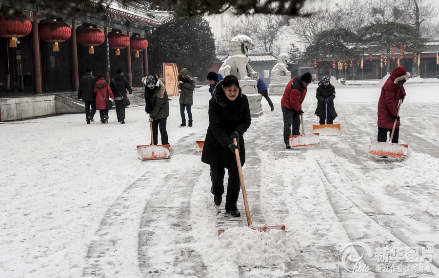 京城再迎降雪 昨天是“立春”节气，经过降雪“洗礼”的北京城阳光明媚，天气格外清爽。但随着天气形势的迅速调整，今天早晨，本市将再次迎来小雪天气。降雪预计将持续到今天中午前后，降雪量在1毫米以内，不及3日的降雪量。 昨天零时13分，北京正式进入“立春”节气。但在气候学上，“立春”并不等于春天的开始，而是用连续5天的日平均气温≥10℃的首日作为春季的开始。据此，北京地区真正进入气候意义上的春季在4月初左右。 明后天北京还将迎来大风降温天气。周三最大风力在五级左右，气温随之下降，周四早晨的最低气温预计将下降到零下7℃上下，天气寒冷，夜间的最低气温会下降到零下11℃上下。