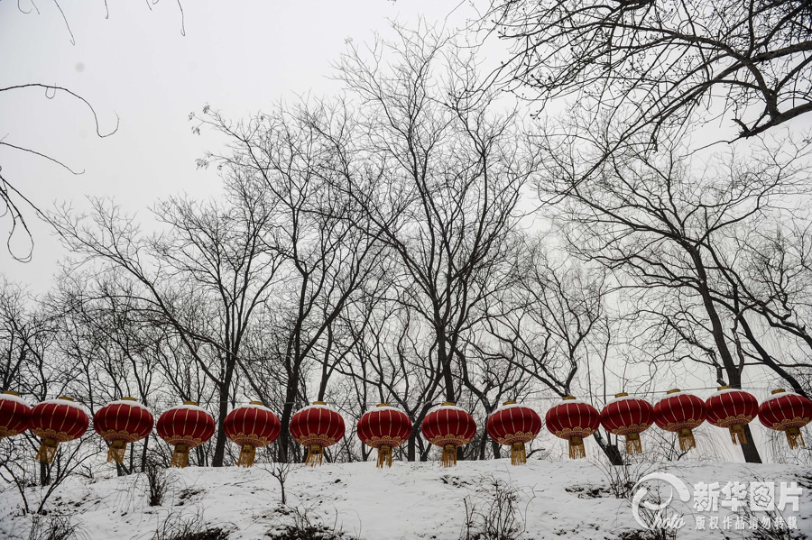 京城再迎降雪 昨天是“立春”节气，经过降雪“洗礼”的北京城阳光明媚，天气格外清爽。但随着天气形势的迅速调整，今天早晨，本市将再次迎来小雪天气。降雪预计将持续到今天中午前后，降雪量在1毫米以内，不及3日的降雪量。 昨天零时13分，北京正式进入“立春”节气。但在气候学上，“立春”并不等于春天的开始，而是用连续5天的日平均气温≥10℃的首日作为春季的开始。据此，北京地区真正进入气候意义上的春季在4月初左右。 明后天北京还将迎来大风降温天气。周三最大风力在五级左右，气温随之下降，周四早晨的最低气温预计将下降到零下7℃上下，天气寒冷，夜间的最低气温会下降到零下11℃上下。