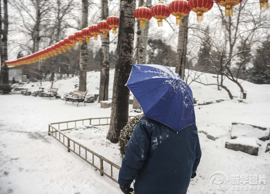 京城再迎降雪 昨天是“立春”节气，经过降雪“洗礼”的北京城阳光明媚，天气格外清爽。但随着天气形势的迅速调整，今天早晨，本市将再次迎来小雪天气。降雪预计将持续到今天中午前后，降雪量在1毫米以内，不及3日的降雪量。 昨天零时13分，北京正式进入“立春”节气。但在气候学上，“立春”并不等于春天的开始，而是用连续5天的日平均气温≥10℃的首日作为春季的开始。据此，北京地区真正进入气候意义上的春季在4月初左右。 明后天北京还将迎来大风降温天气。周三最大风力在五级左右，气温随之下降，周四早晨的最低气温预计将下降到零下7℃上下，天气寒冷，夜间的最低气温会下降到零下11℃上下。