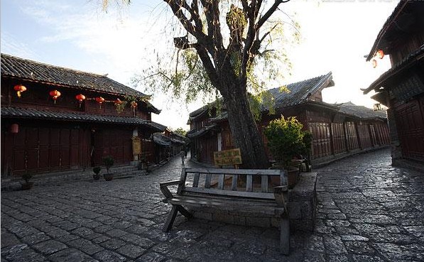 云南丽江古镇  云南，素以其美丽、丰饶、神奇而著称于世，一向被外界称为“秘境”，吸引着世界各地的游客。