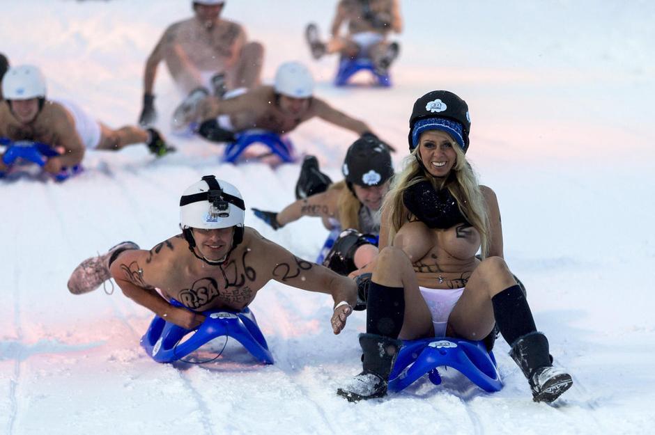 2月23日，德国阿尔滕贝格，2013年滑雪比赛在当天举行，参赛者上身，只身着内裤、头盔参加比赛。这一活动吸引了数千观众。德国裸体滑雪比赛开幕，德国裸体滑雪参赛者仅穿内裤头盔，演绎雪域性感。