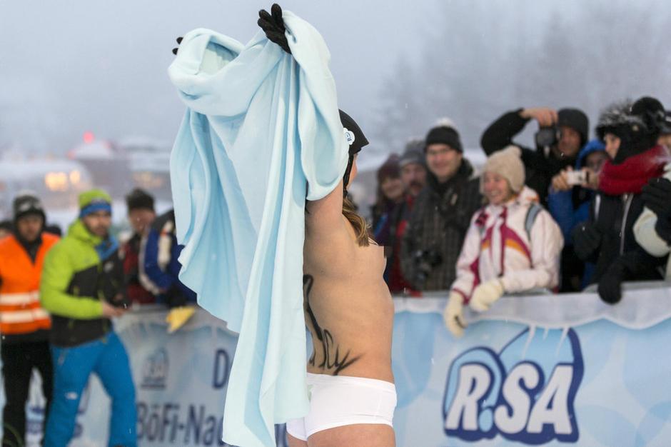德国裸体滑雪比赛开幕 参赛者演绎雪域性感