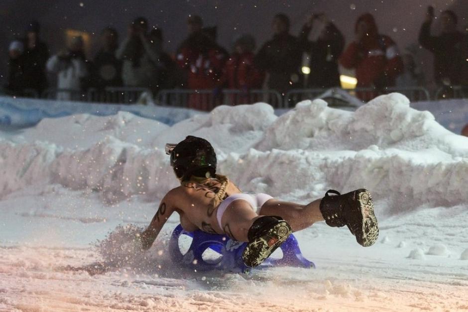 德国裸体滑雪比赛开幕 参赛者演绎雪域性感