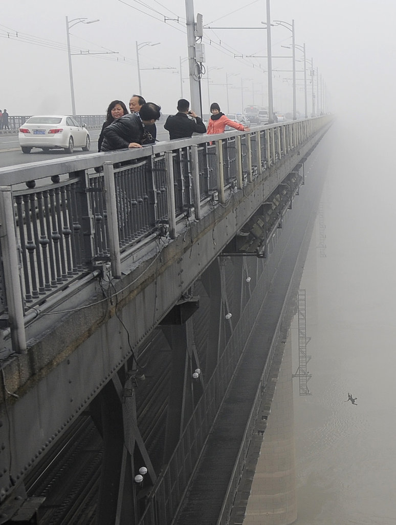 武汉水上警方昨表示，民警一直打捞搜救到晚上6时。由于长江正处枯水季节，桥面距江面40多米，两人坠桥后生还希望渺茫，目前已通报下游沿江派出所，如发现踪迹，将及时进行身份比对。图为坠桥女子跳江瞬间