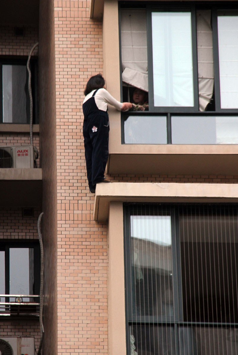 浙江金华孕妇欲跳楼 民警徒手拉回孕妇 2月28日，浙江省金华市，一怀孕女子站在9楼窗外檐边欲跳楼，幸被民警消防人员从窗外拉回室内。