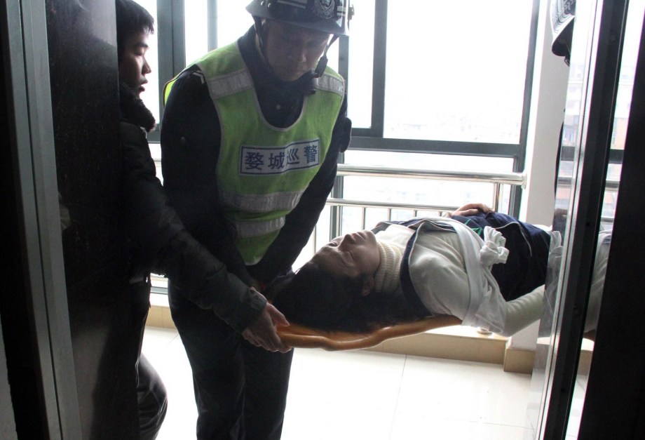 浙江金华孕妇欲跳楼 民警徒手拉回孕妇 2月28日，浙江省金华市，一怀孕女子站在9楼窗外檐边欲跳楼，幸被民警消防人员从窗外拉回室内。