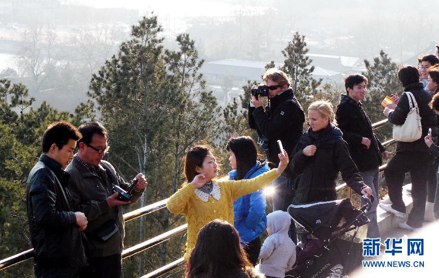 3月10日，游客在参观景山公园。近日，北京天气转暖，大批国内外游客来到北京参观游览。