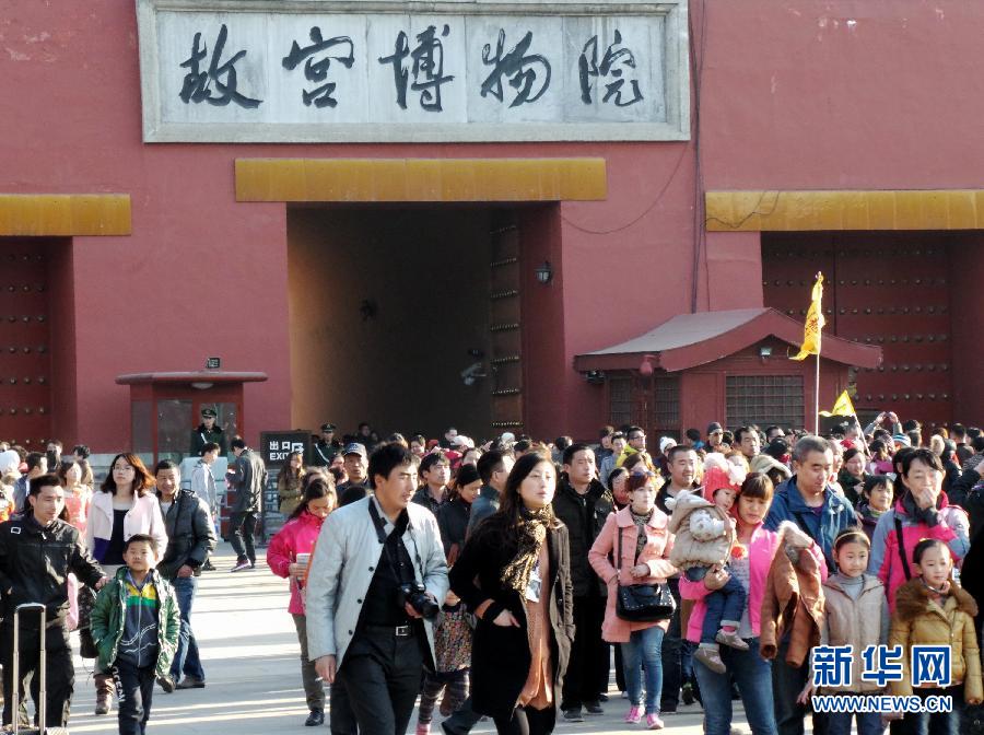 北京，2013年3月10日 春来北京游人多 3月10日，大批游客走出故宫博物院。近日，北京天气转暖，大批国内外游客来到北京参观游览。