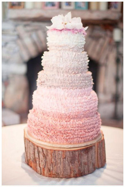 每个人都想拥有一个浪漫的婚礼，自然也想拥有一个美丽的婚礼蛋糕。粉色所代表的浪漫情怀是很多人心目中所向往和喜欢的，那你何不拥有一个呢?