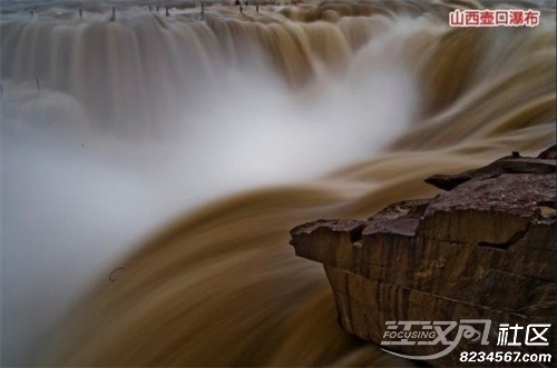 山西壶口瀑布——中国最为壮观的瀑布。壶口瀑布是黄河上最大的瀑布，也是中国第二大瀑布。它以其在50元人民币上的优雅形象在中国享有盛誉。瀑布高20米，宽30米，位于山西省和陕西省的交界处。最佳游览时间为5---10月的汛期。此时，水量增大，流速激增，有时瀑布甚至拓宽至50米，尤为壮观。门票：90元/人。壶口瀑布周围最近的是运城机场，距离景区约82km。