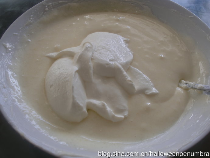 7.酸奶油300ML中加入2汤匙caster sugar搅拌均匀。填入塌陷的芝士表面上 再送入烤箱干烤10-15分钟即可。取出放凉后送入冰箱冷藏后再食用。