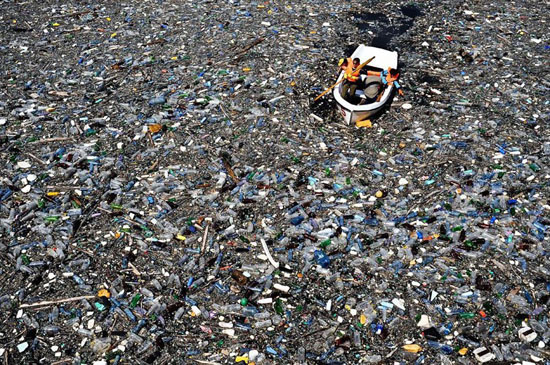 保加利亚，Krichim附近，志愿者们正在试图清理满是废弃塑料瓶和垃圾堵塞的瓦哈大坝(VachaDam)。疯狂的生产，无序的抛弃，垃圾正成为地球生态向前延续的巨大障碍。