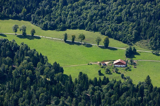 瑞士，优瑞Goumois附近，从RocherdesSommetres悬崖看一间农场小屋。瑞士素来以优异的环境保护而闻名，乡村带给人们自然、健康的生活。
