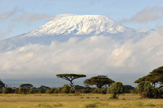 肯尼亚，乞力马扎罗山地处赤道，其峰是非洲最高峰，峰顶长年积雪，长久以来有“赤道雪山”的奇观美名。但是，据科学家统计，由于地球温度不断升高，该峰2007年的冰雪覆盖面积已比1912年减少了85%。据估计，再过20年，这座地球赤道上的最后一座奇迹雪山，将从此绝迹。