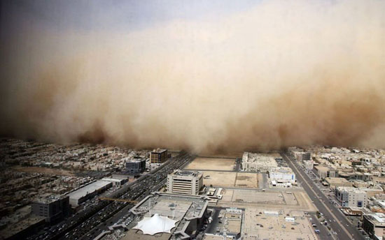 沙特阿拉伯，首都利雅得，沙尘暴正向城市席卷而来，建筑物淹没在滚滚黄尘之中。全球气候变暖，导致干湿地区差异加剧，在内陆地区，沙尘暴每年正愈发嚣张的肆虐着人类。随着经济发展，全球城市化趋势愈加显著，据统计，1900年世界上城市人口比例为13%(2.2亿)，到2005年该数字已提高到49%(32亿)，同时预测表明，2030年该比例会增至60%(49亿)。