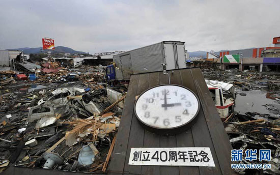这张3月15日拍摄的照片显示，日本宫城县气仙沼市的一个时钟因为11日的海啸袭击时间而永久停止。日本警察厅16日说，截至当天18时，11日发生的大地震及其引发的海啸已造成4164人死亡、7843人失踪。
