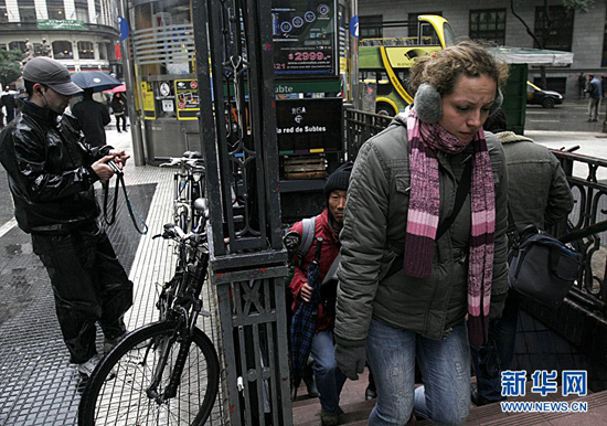2010年7月19日，一名女子身穿厚厚的冬装走在阿根廷首都布宜诺斯艾利斯街头。阿根廷卫生和救援机构说，持续一周的极地寒流袭击阿根廷造成全国大范围降温，当时至少有16人被冻死。
