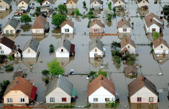 2010年，东欧千年一遇洪灾，图为被洪水淹没的居民区。