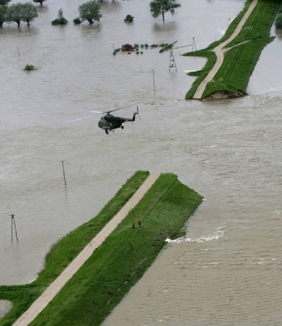 2010年5月17日，波兰政府出动直升机投掷沙包，加固已经被洪水冲毁的河堤。