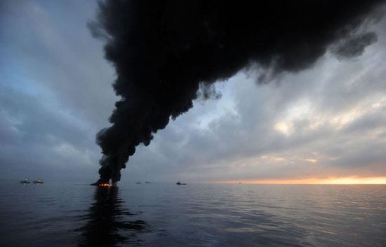 2010年5月，墨西哥湾油污被点燃。海洋和大气一同承受油污所带来的后果。