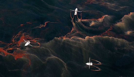 2010年5月5日，在墨西哥湾，清污船在路易斯安那州进行作业。油污画面“美观”，但后果恶劣。