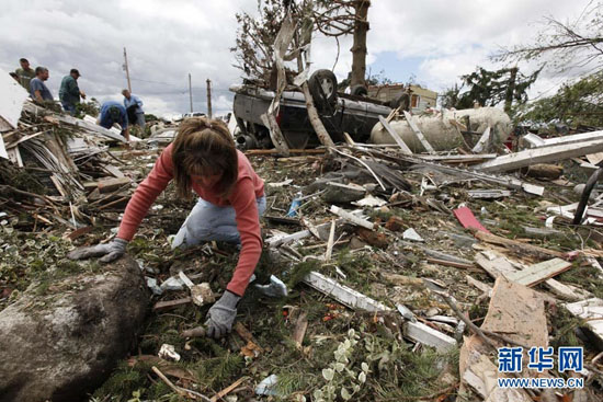 2010年6月6日，在美国俄亥俄州的米尔伯里，当地居民在遭龙卷风袭击后的房屋废墟里寻找物品。