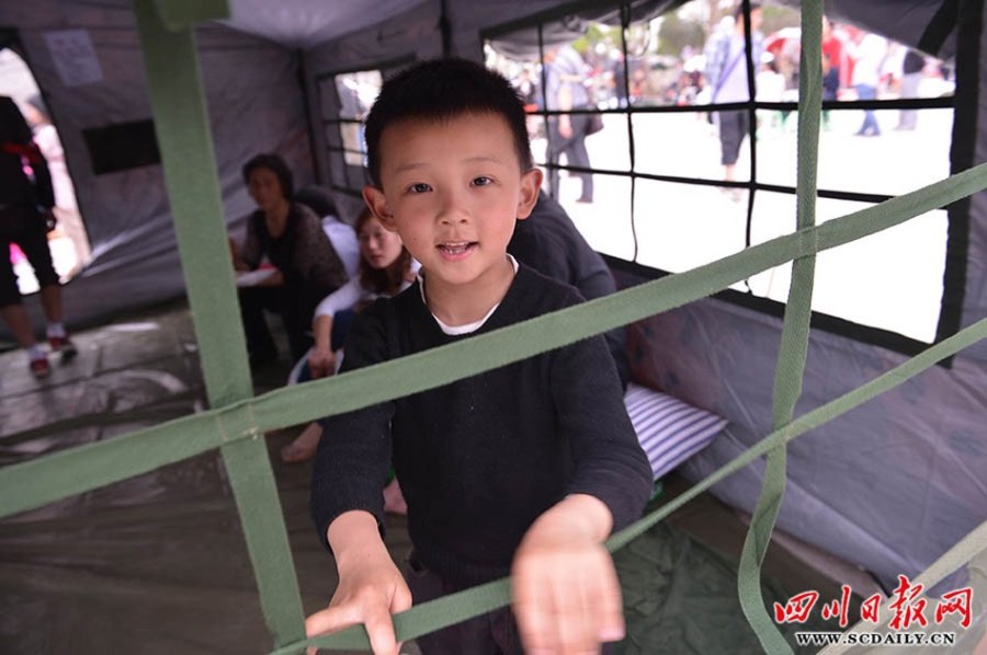 6岁小孩高科瑞住进了武警官兵搭建的新帐篷。
