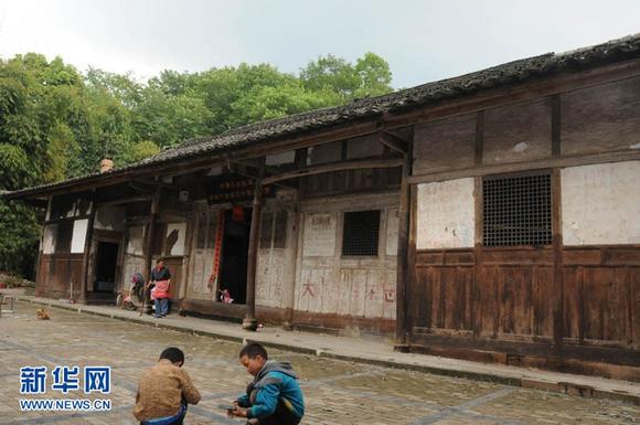芦山地震 一座百年老宅无损伤 图为百年老宅外观。
