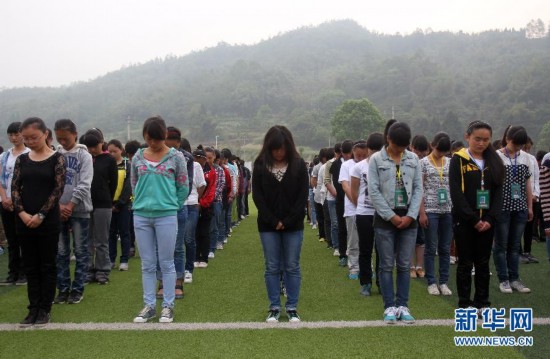 4月27日，四川省雅安市芦山中学举行悼念仪式，师生集体为在地震中逝去的同胞默哀。 当日，社会各界为四川芦山“4·20”7.0级强烈地震遇难者致哀。