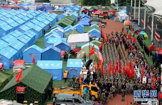 4月27日，在四川省雅安市宝兴县受灾群众临时安置点，救援官兵、志愿者和群众集体为地震遇难者哀悼。 当日，社会各界为四川芦山“4·20”7.0级强烈地震遇难者致哀。