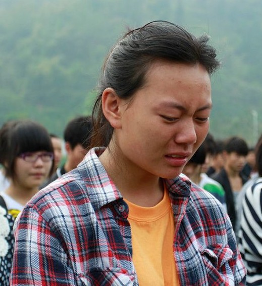 2013年4月27日，四川省雅安市芦山中学举行悼念仪式，师生集体为在地震中逝去的同胞默哀。