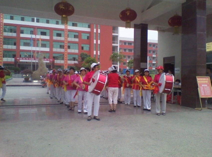 2012年6月25日，湖北省恩施市来凤县现“状元游街”。图为游街队伍中的腰鼓队。