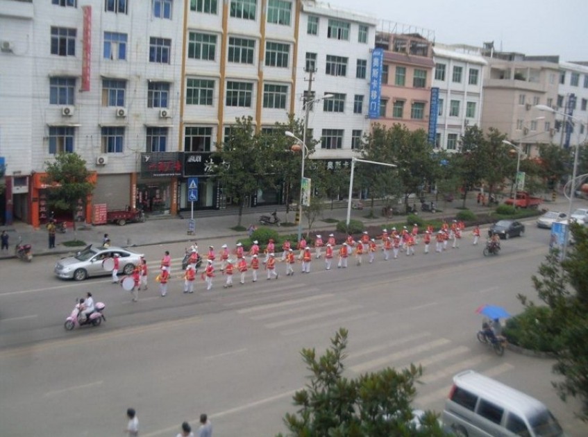 2012年6月25日，湖北省恩施市来凤县现“状元游街”现场图片。