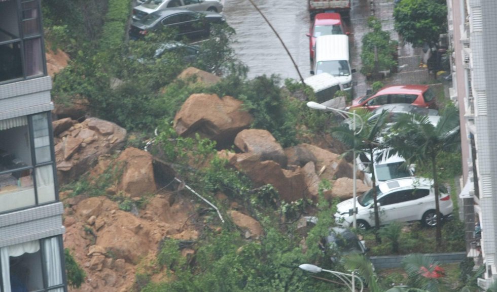 珠海十年一遇大暴雨山塌埋车 14辆小汽车受损 14/14昨日0时至11时，珠海普降大暴雨，局部特大暴雨，录得雨量407.3毫米。这场珠海10年来最大的暴雨导致10多宗山体滑坡，被迫转移被困群众4000多人。 昨日凌晨6时许，在珠海市梅花东路华南名宇小区内，轰然一声巨响，一栋单元楼旁的山体发生塌方，泥石倾泻而下，共有14辆小汽车受损，其中5辆被泥石完全掩埋，滑坡山体约600立方米。截至记者发稿时未收到人员伤亡通报。 记者昨日上午赶到现场时，塌方位置周围已经围起了警戒线，不少小区居民正在周边查看现场情况，有住户与物业管理处人员核实自家车辆是否被掩埋。在塌方山体附近单元楼居住的吴女士表示，事故发生时，其大声呼喊，但其他住户并无响应，其丈夫随后立刻下楼将自家的汽车驶离危险位置，塌方泥石逐步倾泻而下将车辆掩埋，两块巨石也从山上滚落砸在车上。 记者看到香洲区副区长刘继汉正在现场指挥救援工作。刘继汉告诉记者，此前，救援队伍已通过查看小区监控初步认定，事发时无人员停留在车内和泥石塌方路段，但为确保万无一失，救援队员正通过生命探测仪进一步排查是否有人员被埋，以便实施第一时间救人。 “基本上可以确认无人员伤亡，但之后还有暴雨，有继续塌方的可能。”刘继汉说，清理和修复工作将待天晴后进行，届时将与相关部门研究具体方案，在此之前将有消防人员在现场戒备，并严防烟火，避免被埋车辆漏油发生火灾和爆炸。 相关新闻 珠海中小学全天停课 记者从珠海市教育局获悉，前晚收到红色暴雨预警后，相关科室快速向学校和家长发布了停课通知。尽管昨天下午是橙色信号，不过考虑到可能有雷暴天气，因此全天停课。 香洲区教育局相关人士告诉记者，截至昨天下午6时，收到两所学校受灾报告，包括南屏中学附近冲下一些山泥以及翠微小学受到水浸，不过情况轻微，学校的设施并未受到破坏。 拱北口岸主干道深2米 昨日早上6时许开始，记者陆续走访了拱北夏湾和口岸等地，此次暴雨，拱北口岸附近的主干道几乎全被被淹，莲花路水淹最深处已接近两米，附近的城中村、小区一楼也几乎全被水浸，暴雨还导致了拱北地区海湾酒店将军山等地的泥石流滑坡。不过，虽然口岸地下通道水浸严重，但口岸地下商场却在暴雨中“幸免”，无水浸现象。