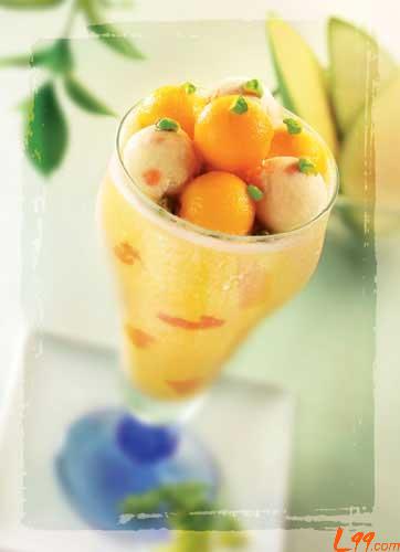 盛夏的果实 甜而不腻的芒果冰淇淋与新鲜芒果累积出一片收获的喜悦，还有开心果锦上添花，仿佛置身异域田园。