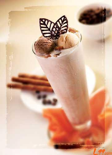 啡色梦境 啡冰淇淋搭配比利时巧克力冰淇淋，缀以咖啡吉利冻和巧克力，和谐交融的口感在舌尖绽放，宛如神秘浪漫的梦境。