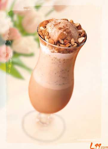 恋爱中的卡布基诺 咖啡冰淇淋与冰咖啡和谐交融，加上鲜奶油和糖水的甜蜜及核桃杏仁碎和玉桂粉的香醇，完美如天籁。