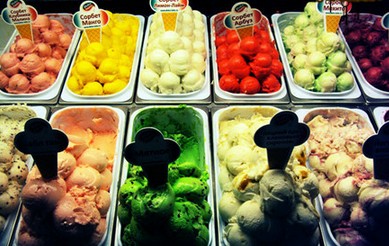 一大片全是冰淇淋啊!!!诱惑人啊！各种颜色各种口味啊~