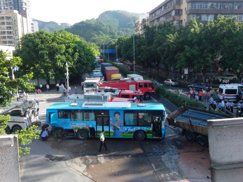 今晨梅陇天桥发生车祸，交通全面堵塞 梅陇天桥是深圳比较早的建筑，在这附近，靠近笔架山公园，多辆公交路线通往深圳，离华强北仅十几分钟车程，可以是交通便利