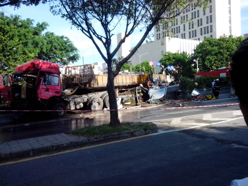 今晨梅陇天桥发生车祸，交通全面堵塞 梅陇天桥是深圳比较早的建筑，在这附近，靠近笔架山公园，多辆公交路线通往深圳，离华强北仅十几分钟车程，可以是交通便利