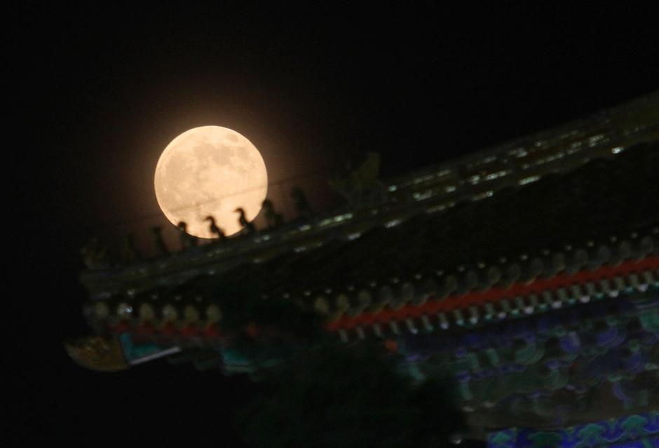 2013年6月23日，在北京故宫神武门前拍摄到的超级月亮。当晚上7:30分左右，世界各地出现了今年全年最圆最大的超级月亮。超级月亮上一次发生在2012年5月6日，下一次将出现在2014年8月11日。