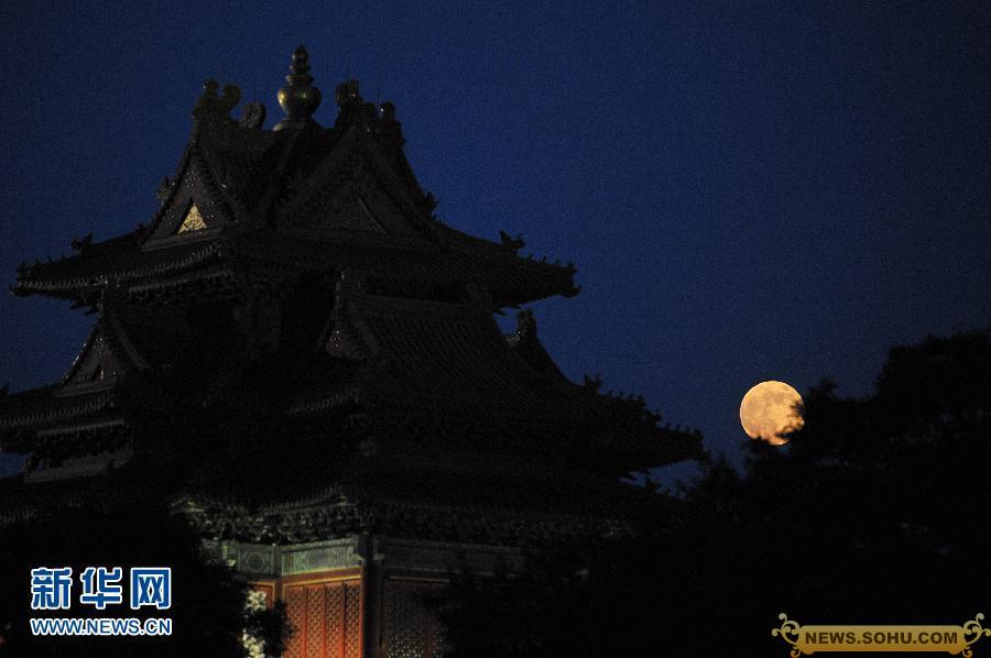 2013年6月23日晚，在北京拍摄的圆月映衬下的故宫角楼。