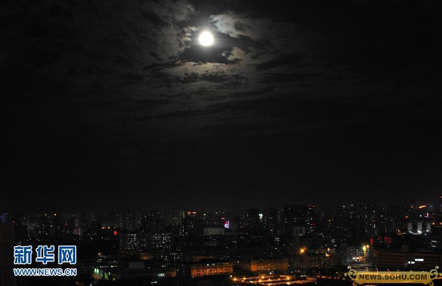 2013年6月23日晚，一轮圆月高悬在海南省海口市上空。