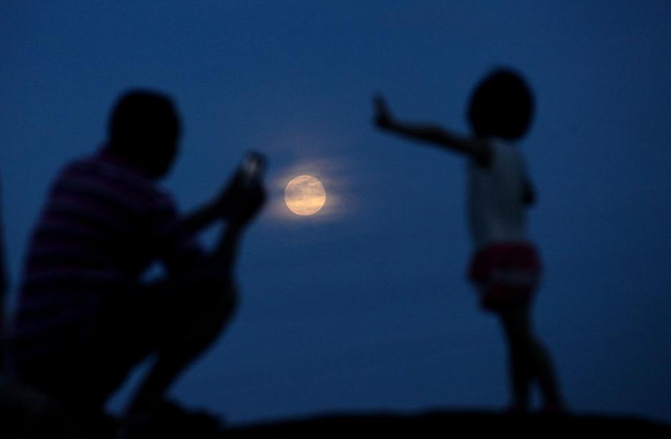 2013年6月23日，厦门市民在环岛路海边观看“超级月亮”。
