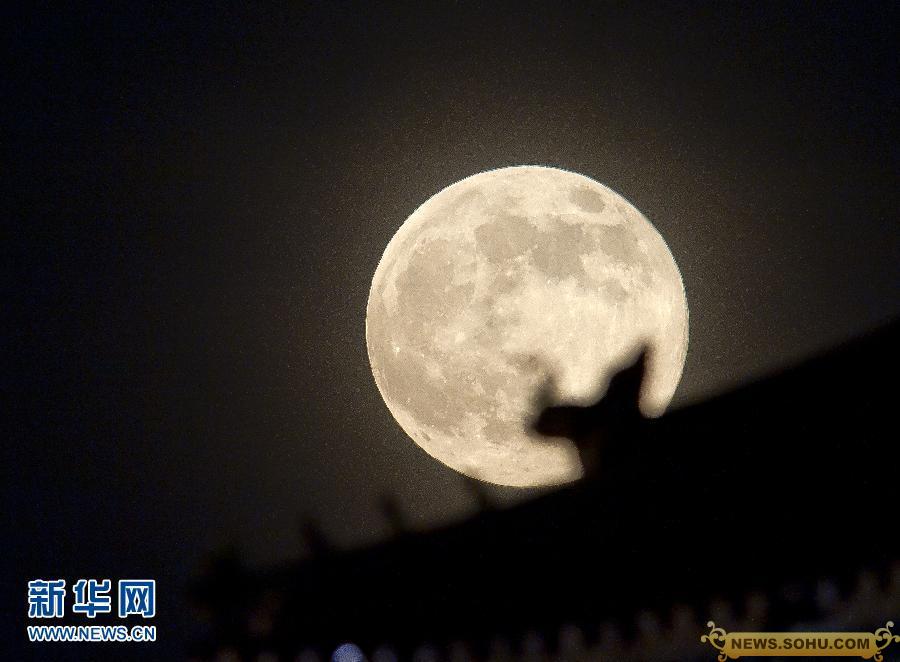 2013年6月23日晚，在北京故宫角楼附近拍摄的圆月。